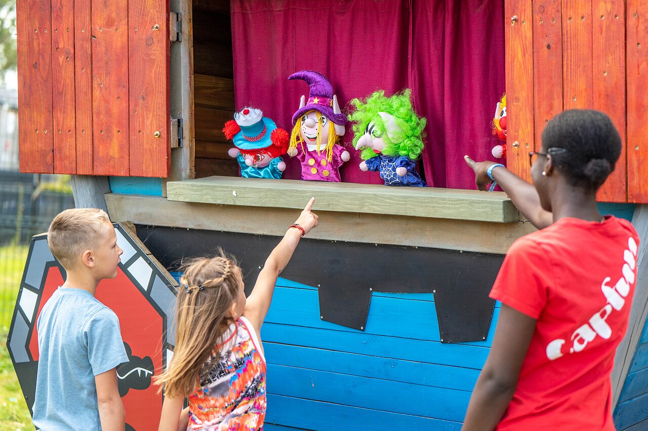 Puppentheater f�r Kinder auf dem Campingplatz CAPFUN Citadelle de Loustic in Hermanville sur Mer.