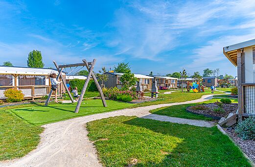 Houten schommel en speeltuin bij de stacaravans op camping CAPFUN Citadelle de Loustic in Hermanville sur Mer (14).