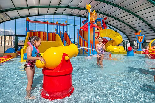 Covered water park with slides at CAPFUN Citadelle de Loustic campsite in Hermanville sur Mer (14).