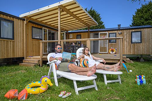 Stacaravan en stel op camping CAPFUN Citadelle de Loustic in Hermanville sur Mer (14).