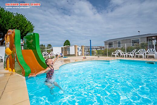 Kids' slide and outdoor pool at CAPFUN Citadelle de Loustic campsite in Hermanville sur Mer.