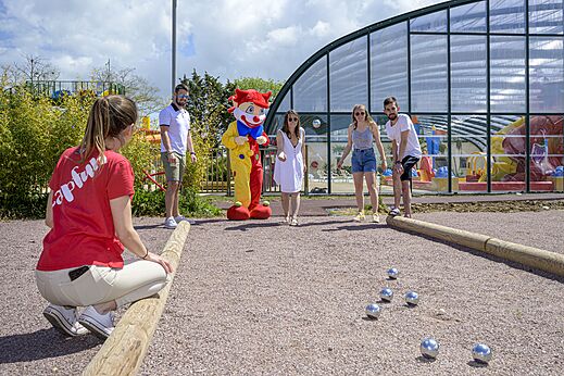 Petanque spel met mascotte op camping CAPFUN Citadelle de Loustic in Hermanville sur Mer.