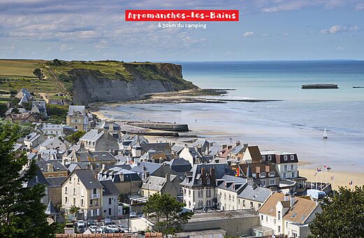 Arromanches-les-Bains, historische Küstenstadt mit Strand und Klippen in der Normandie.