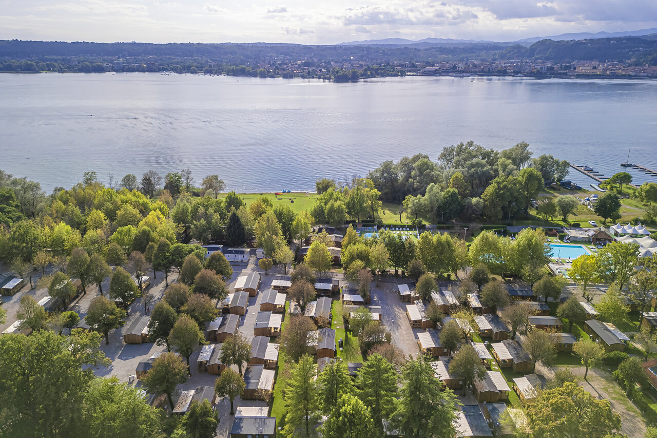 Mobilheime, Pools, See auf dem Campingplatz CAPFUN Citta di Angera (21).