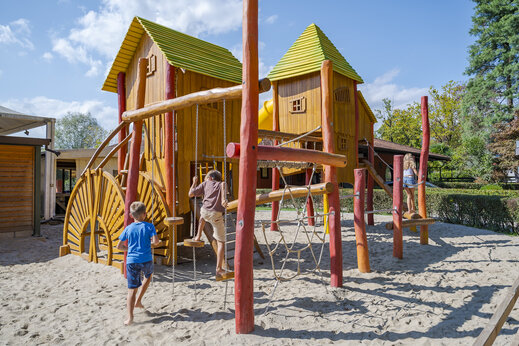 Aire de jeux en bois avec enfants au camping CAPFUN Citta di Angera VA.