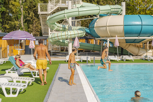 Toboggans aquatiques et piscine extérieure au camping CAPFUN Citta di Angera à Angera VA (21).