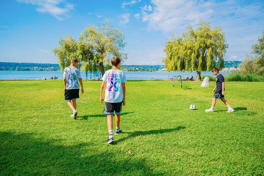 Terrain de sport herbeux pour football au camping CAPFUN Citta di Angera à Angera VA (21).