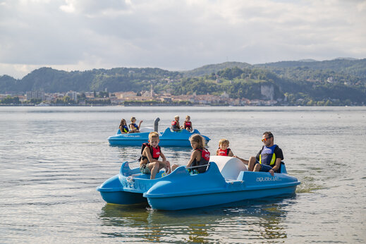 Familles en pédalos sur le lac, camping CAPFUN Citta di Angera, Angera VA.