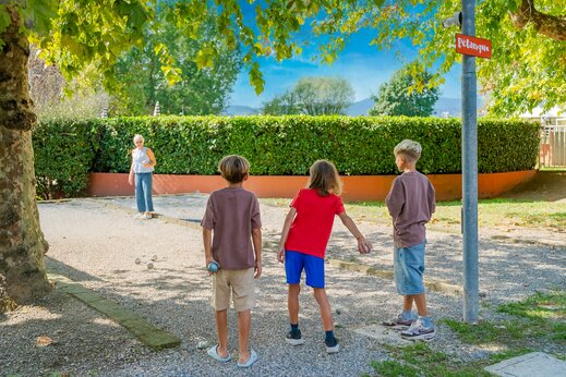 Terrain de pétanque avec enfants jouant au camping CAPFUN Citta di Angera à Angera VA.