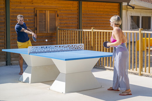 Table de tennis de table extérieure pour adultes au camping CAPFUN Citta di Angera VA.