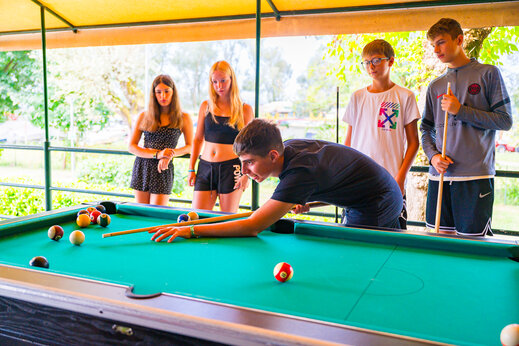 Adolescents jouant au billard au camping CAPFUN Citta di Angera à Angera VA.