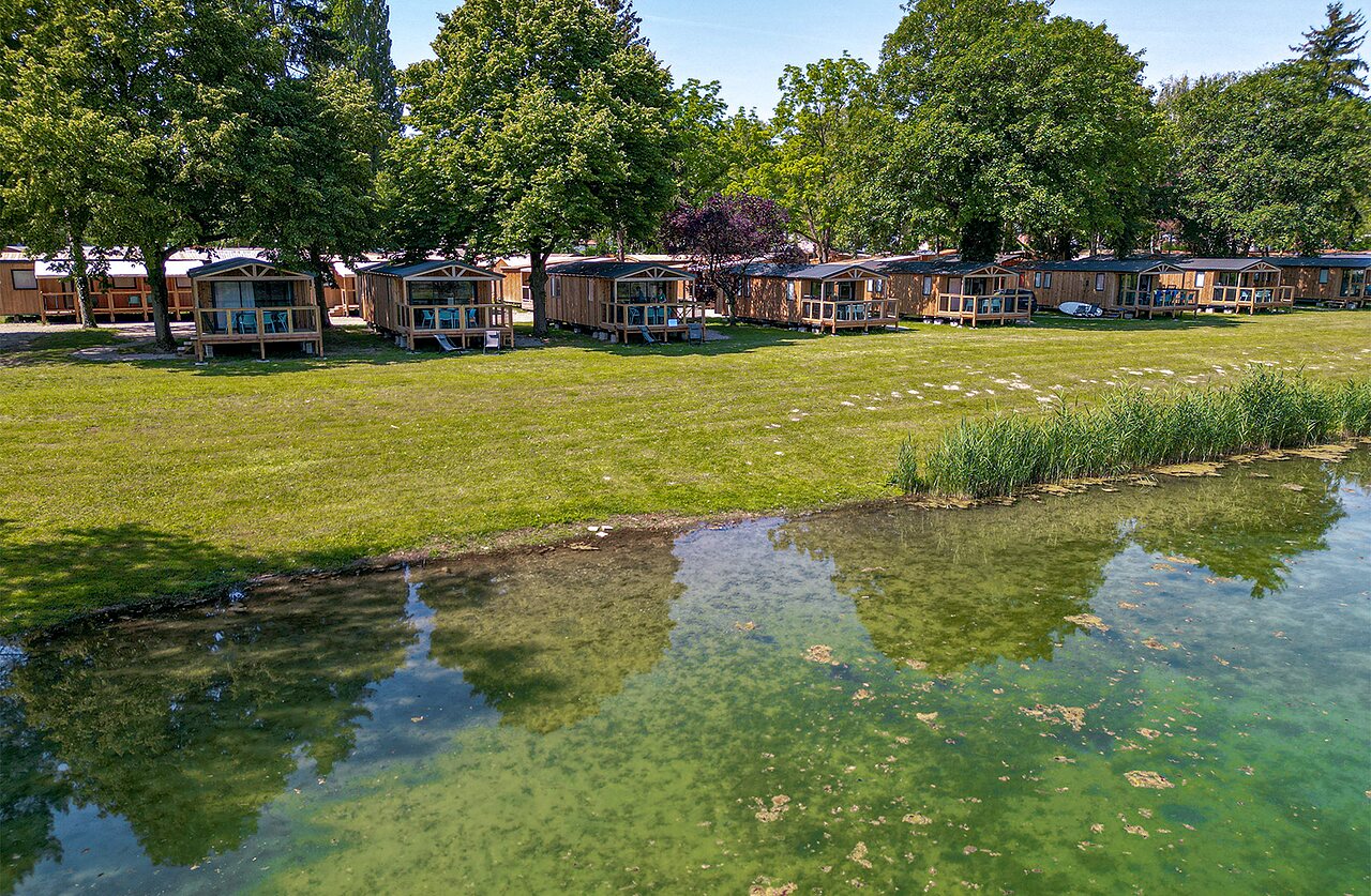 Holzchalets am Wasser, Campingplatz CLICOCHIC Au Clair Ruisseau in Gerstheim (67).