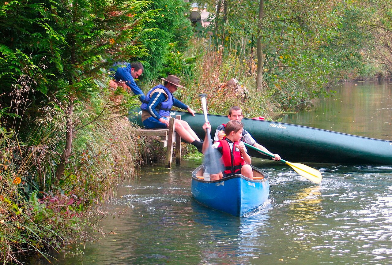 Familie beim Kanufahren auf dem Fluss am CLICOCHIC Au Clair Ruisseau in Gerstheim (67).