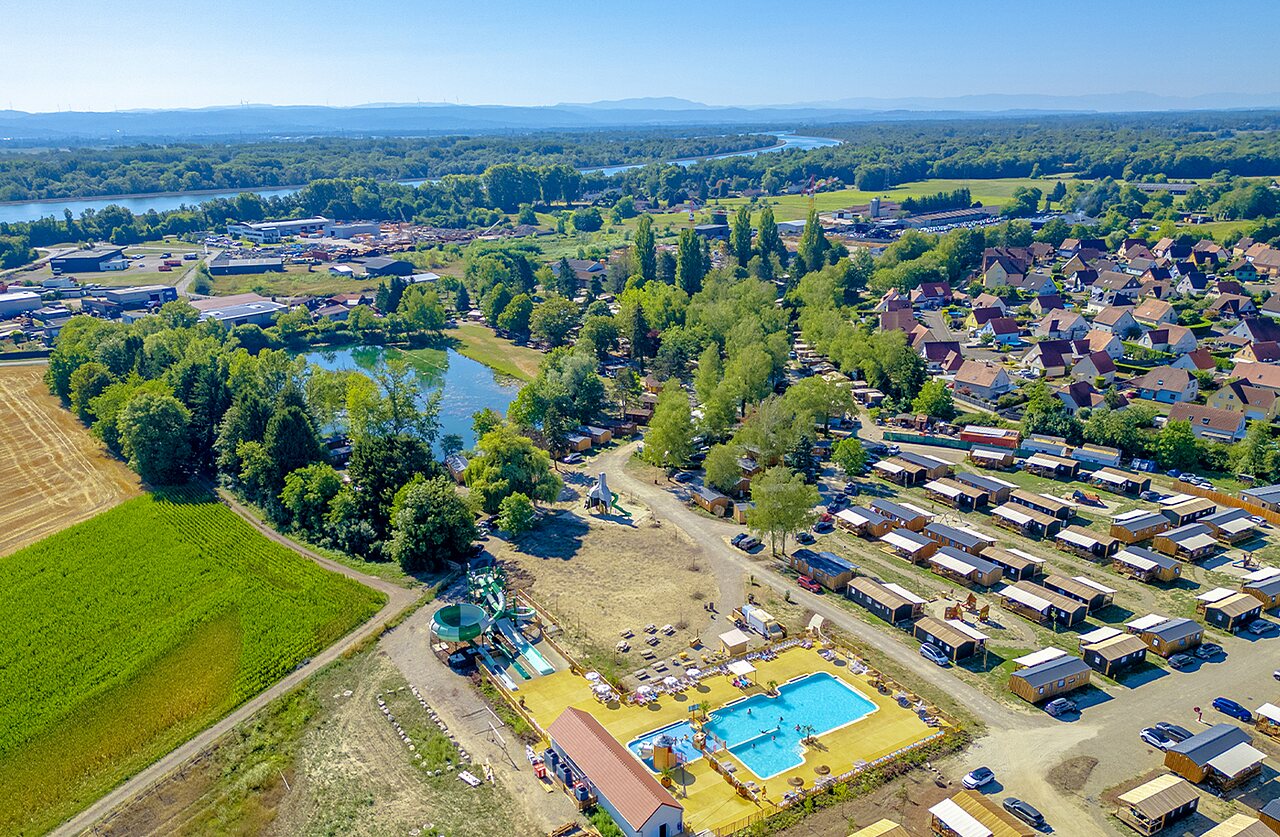 Zwembad, glijbanen, stacaravans, luchtfoto op camping CLICOCHIC Au Clair Ruisseau in Gerstheim (67).