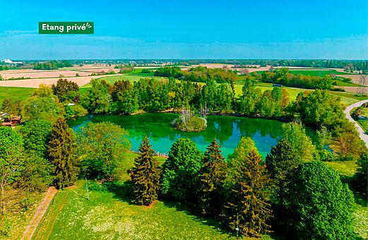 Étang privé et verdure au camping CLICOCHIC Au Clair Ruisseau à Gerstheim (67).