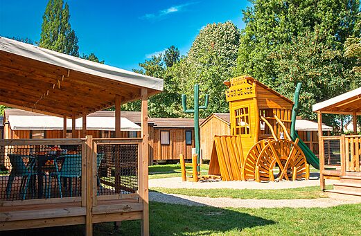 Aire de jeux en bois, toboggan et cabane au camping CLICOCHIC à Gerstheim (67).