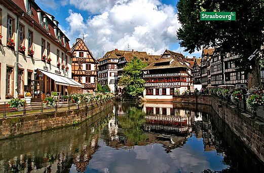 Quartier historique de la Petite France à Strasbourg, Alsace, avec ses canaux et maisons.