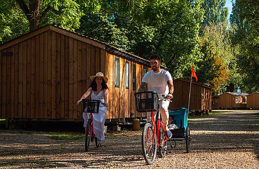 Couple à vélo avec enfant, Mobil-homes au camping CLICOCHIC à Gerstheim (67).