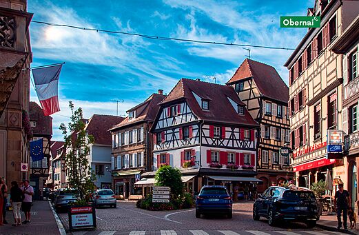 Rue pittoresque avec maisons à colombages à Obernai, ville typique d'Alsace.