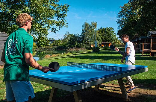 Partie de ping-pong sur table extérieure au camping CLICOCHIC à Gerstheim (67).