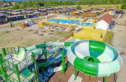 Gigantische waterglijbanen en buitenzwembad op camping CLICOCHIC Au Clair Ruisseau Gerstheim (67).
