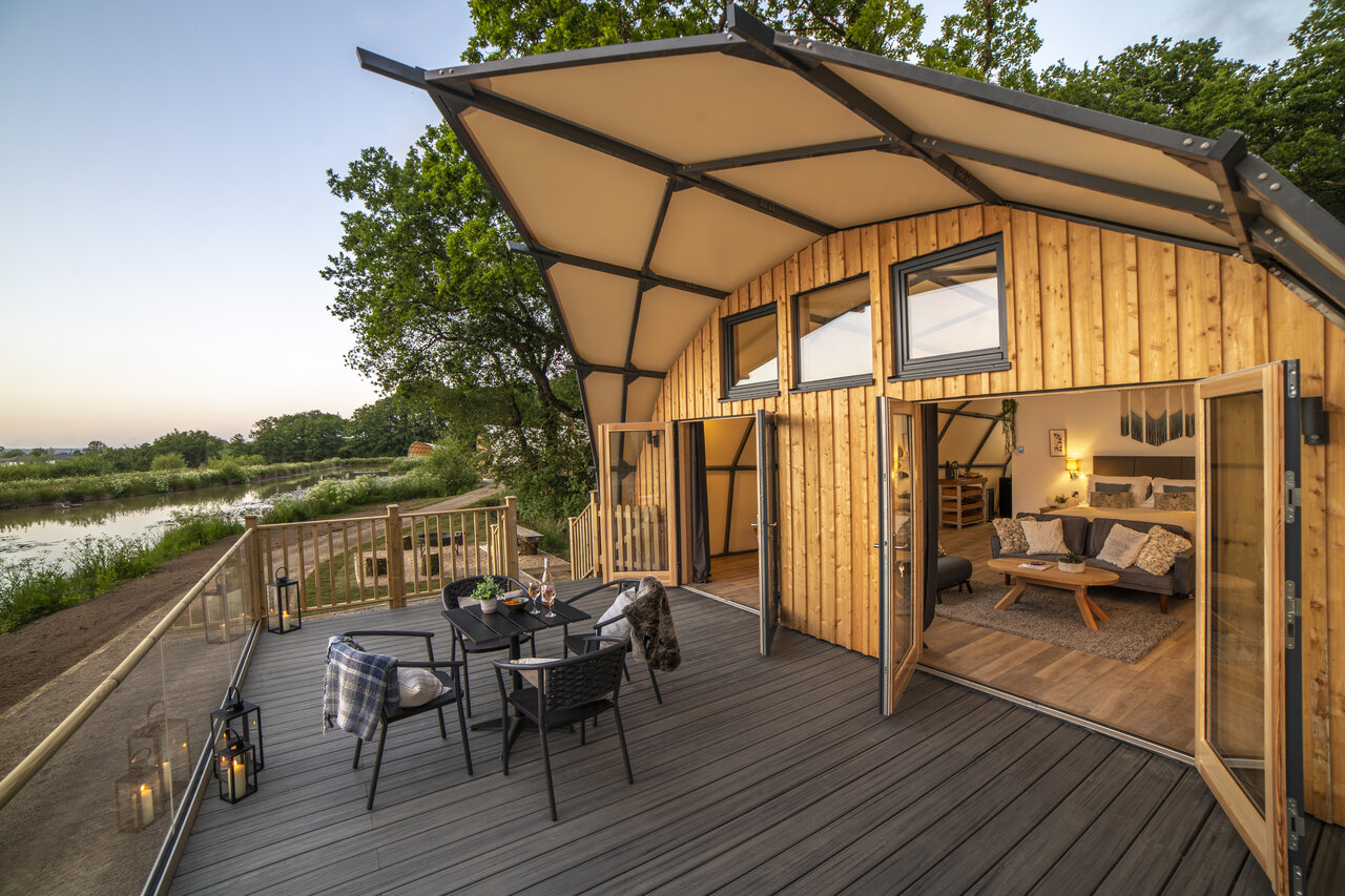 Lodge moderno, terraza, vista al lago en el camping CAPFUN UK Clawford Lakes en Clawton, Holsworthy.