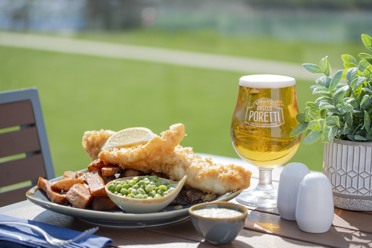 Fish and chips y cerveza en el camping CAPFUN UK Clawford Lakes, Holsworthy.