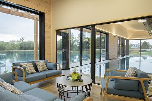 Innenpool und moderne Lounge im CAPFUN UK Clawford Lakes, Clawton, Holsworthy.