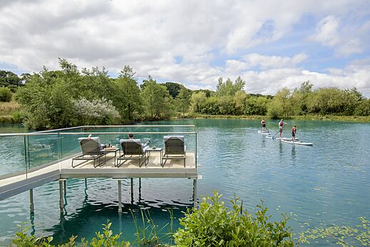 Paddleboard, Stühle am Campingplatz CAPFUN UK Clawford Lakes in Clawton, Holsworthy.