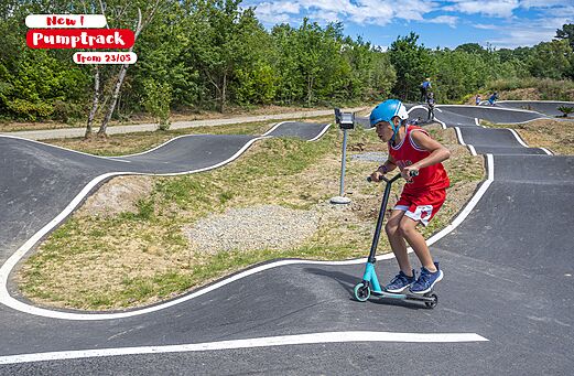 Pumptrack, Kind auf dem Camping CAPFUN UK Clawford Lakes in Clawton, Holsworthy.