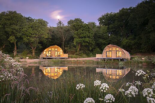 Moderne Holzhütten am Seeufer auf Campingplatz CAPFUN UK Clawford Lakes, Holsworthy.
