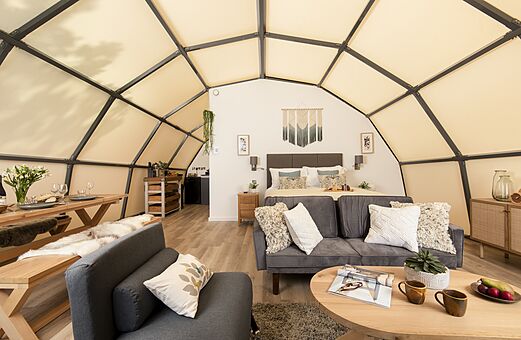 Modernes Glamping-Kuppel-Interieur, Wohnzimmer, Schlafzimmer, auf CAPFUN UK Clawford Lakes.