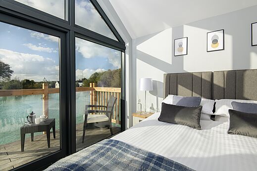 Modernes Schlafzimmer, Doppelbett, Seeterrasse auf Camping CAPFUN UK Clawford Lakes.