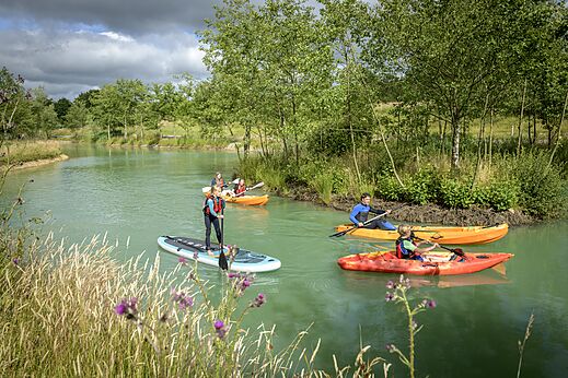 Kajak und Paddleboard auf dem See am Campingplatz CAPFUN UK Clawford Lakes in Clawton.