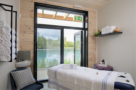 Massagetisch im Spa-Raum mit Seeblick auf dem Campingplatz CAPFUN UK Clawford Lakes in Clawton, Holsworthy.