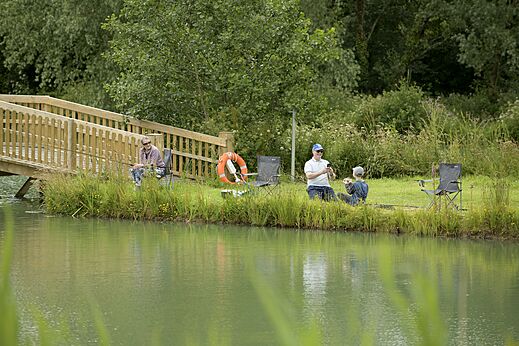 Angeln am See mit Brücke auf Camping CAPFUN UK Clawford Lakes, Clawton.
