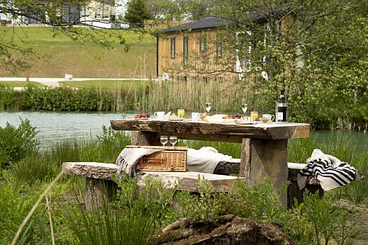 Picknicktisch am See auf dem Campingplatz CAPFUN UK Clawford Lakes in Clawton, Holsworthy.
