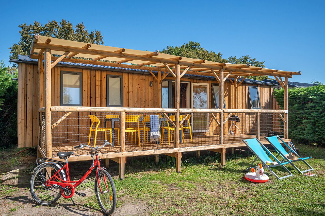 Holz-Mobilheim mit Terrasse, Fahrrad auf dem Campingplatz CAPFUN Clown Oc�an in TOSSE (40).
