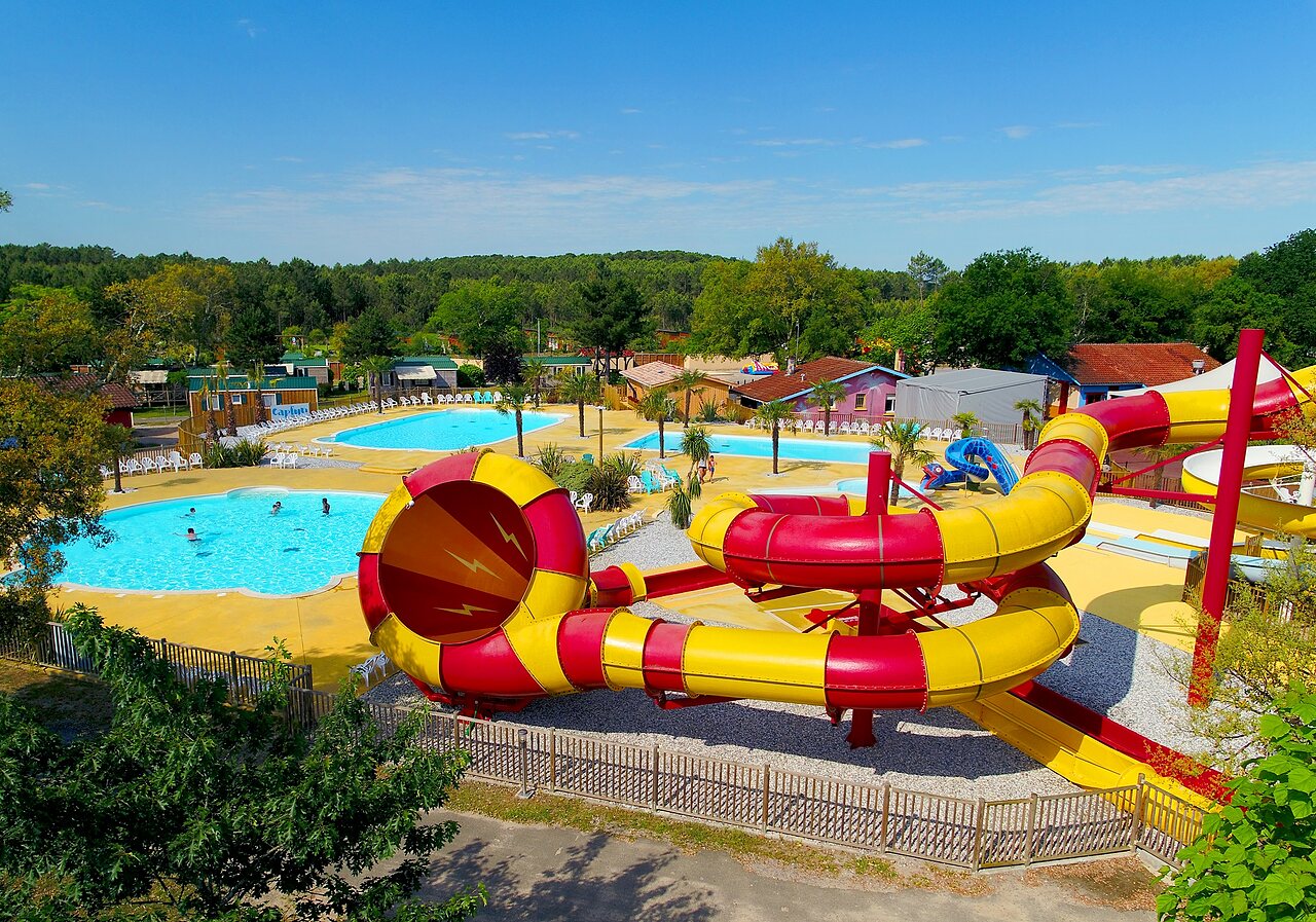 Wasserrutschen und Au�enpools des Campingplatzes CAPFUN Clown Oc�an in TOSSE (40).