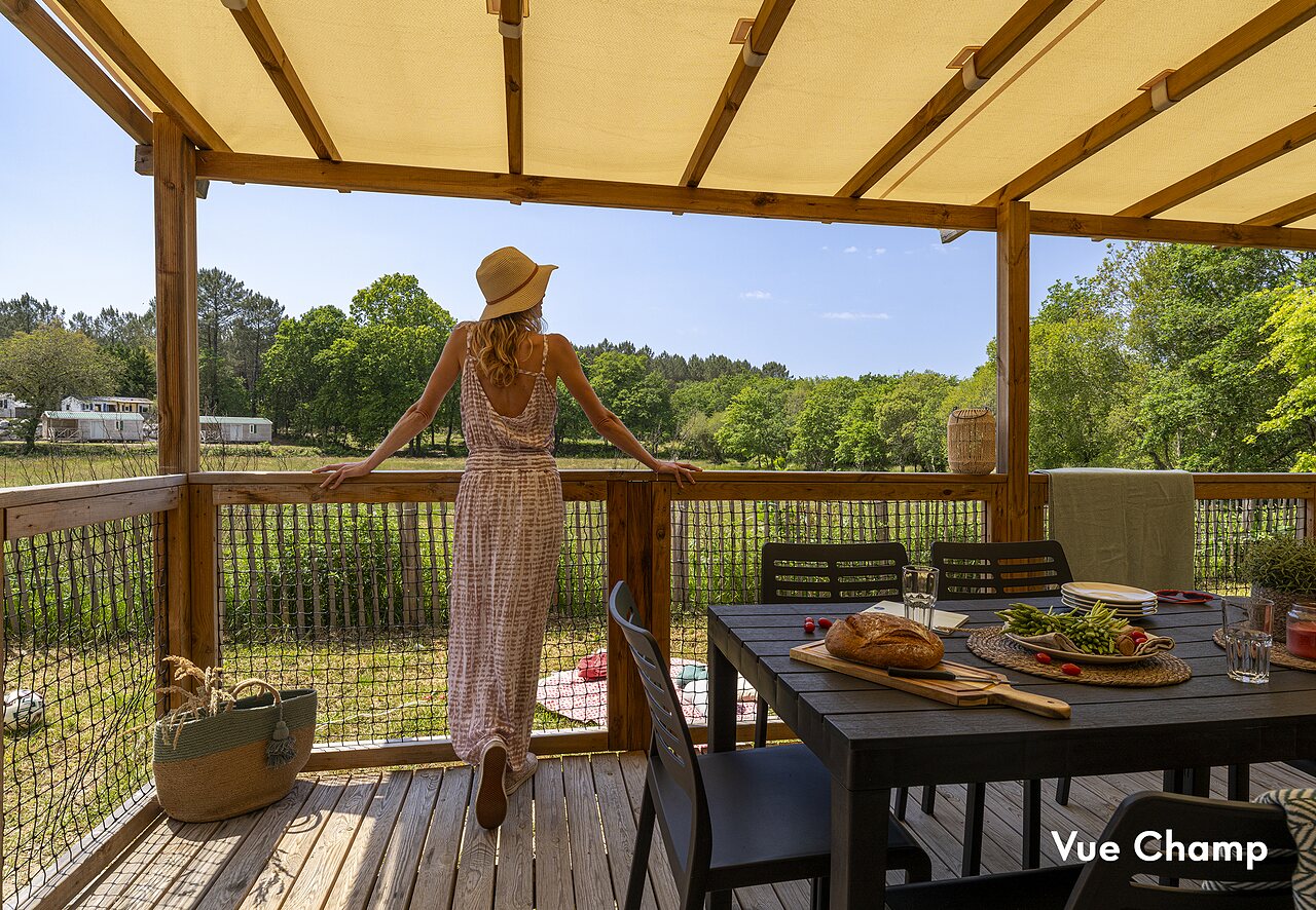 Unterkunftsterrasse, Frau genie�t Naturblick, CAPFUN Clown Oc�an, TOSSE (40).