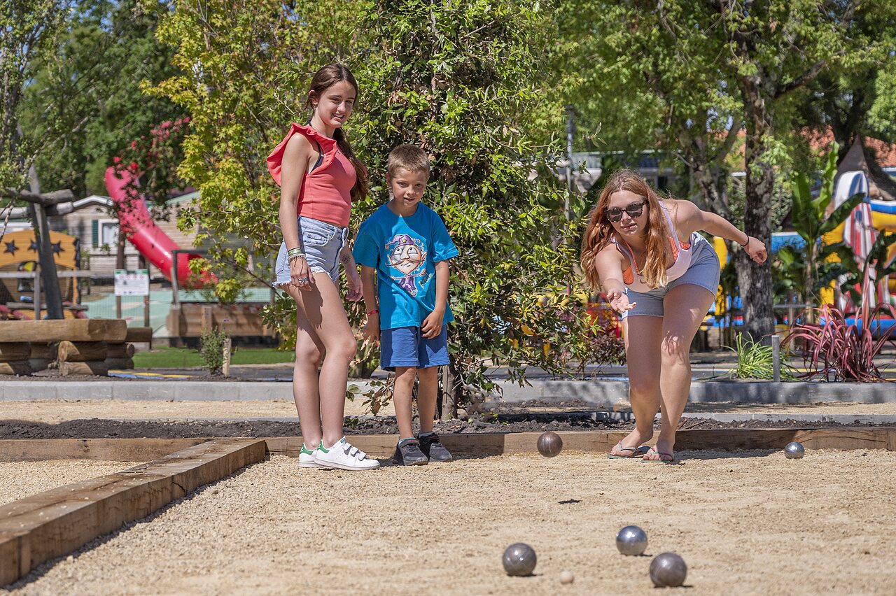Boule-Spiel der Familie auf dem Campingplatz CAPFUN Clown Oc�an in TOSSE (40).