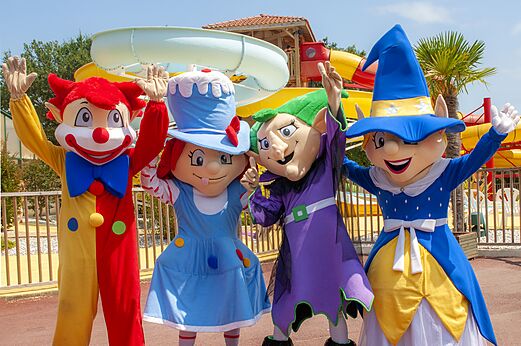 Camping-Maskottchen begrüßen Urlauber bei CAPFUN Clown Océan in TOSSE (40).