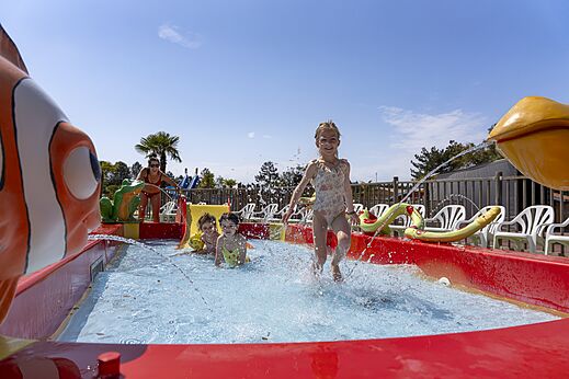 Kinder in spielerischem Wasserbereich mit Wasserstrahlen, Camping CAPFUN Clown Océan TOSSE (40).
