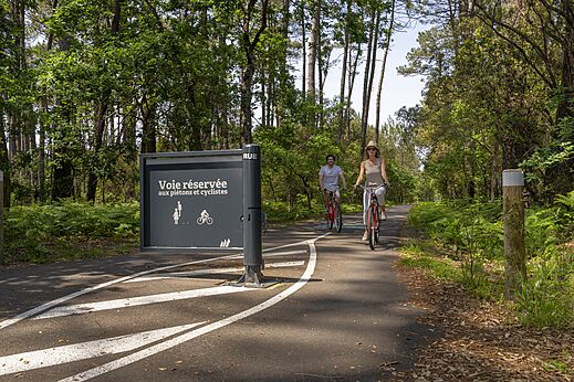 Radweg im Wald mit zwei Personen auf Fahrrädern auf dem Campingplatz CAPFUN Clown Océan in TOSSE (40).