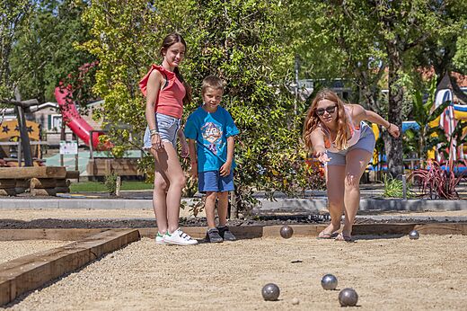 Familie spielt Boule auf dem Spielplatz des Campingplatzes CAPFUN Clown Oc�an in TOSSE (40).