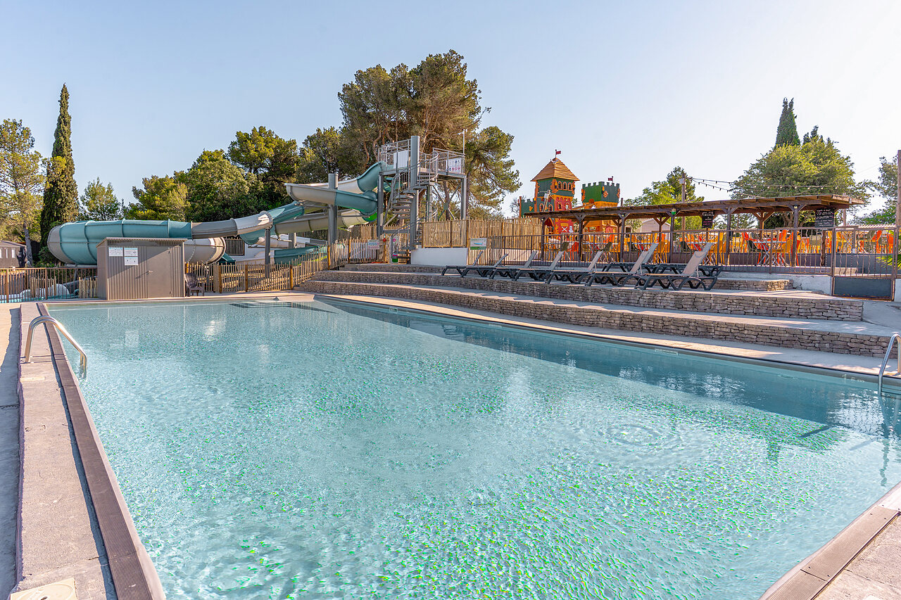 Piscine, toboggans et aire de jeux au camping CLICOCHIC Commanderie � Rustiques (11).