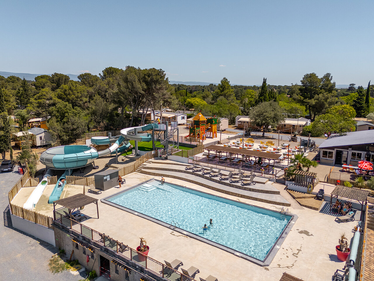 Piscine, toboggans aquatiques, restaurant ext�rieur au camping CLICOCHIC Commanderie � Rustiques (11).