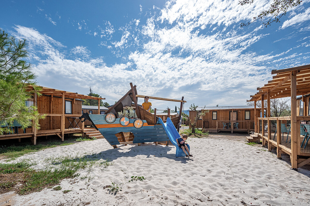 Aire de jeux bateau viking, toboggan, enfants, mobile-homes au camping CLICOCHIC Commanderie.