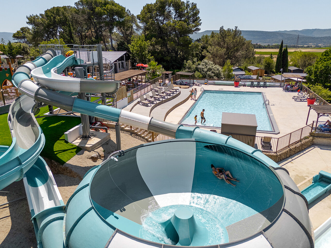 Toboggan aquatique g�ant et piscine ext�rieure au camping CLICOCHIC Commanderie � Rustiques (11).