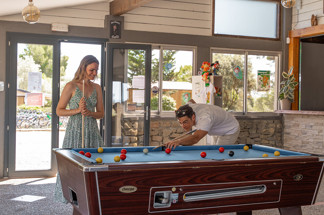 Table de billard, deux personnes jouant au camping CLICOCHIC Commanderie � Rustiques (11).